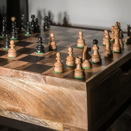 Queen's Gambit By Blue Mandarin Apartamento